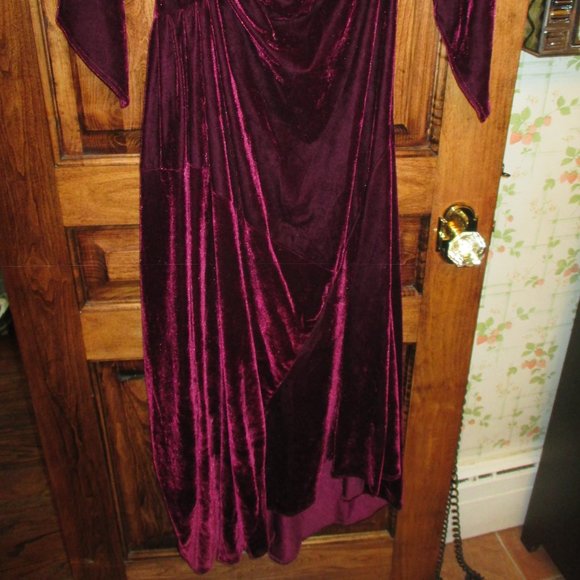 Pyramid Collection Gown - Picture 3 of 6